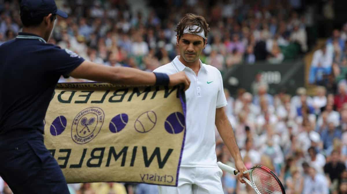 Un Federer a mezzo servizio guadagna i quarti